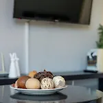 City 1 Bed Apartment Pool & Wifi